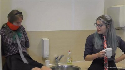 Dipendente / legata e imbavagliata / damigella in pericolo