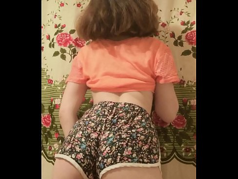 ❤️ Giovane pupa sexy fa uno striptease riprendendo i suoi pantaloncini alla telecamera ️ Video di sesso al it.ru-pp.ru ☑