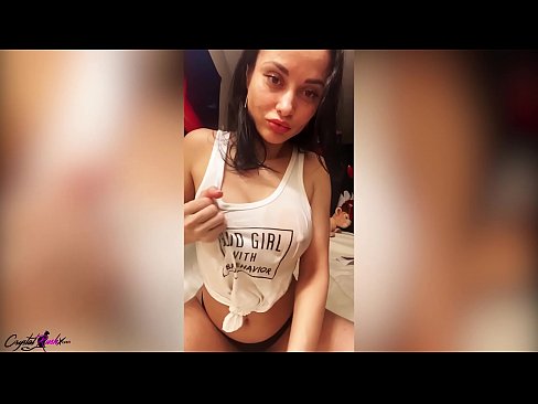 ❤️ Bella donna prosperosa che si masturba la figa e accarezza le sue enormi tette in una maglietta bagnata ️ Video di sesso al it.ru-pp.ru ☑