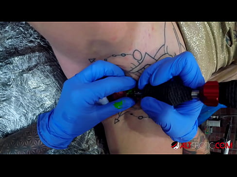 ❤️ Estremamente tatuato hottie Sully Savage ottenuto un tatuaggio sul suo clitoride ️ Video di sesso al it.ru-pp.ru ☑